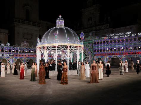 sfilata di dior a lecce|Dior Cruise 2021: una festa barocca al suono della Pizzica.